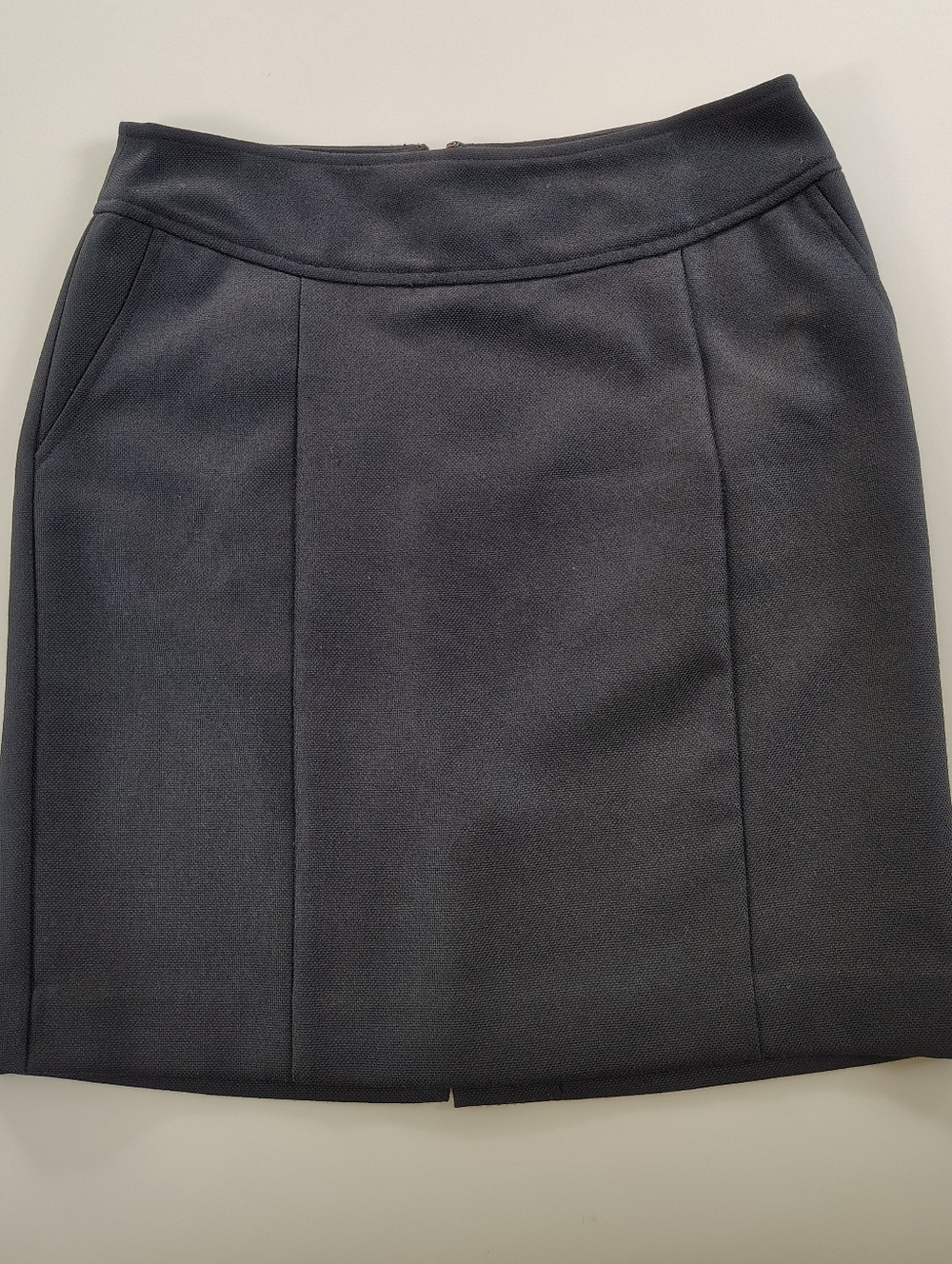 Banana Republic Classic Black Women's Skirt - Sleek Pencil Style Size 4